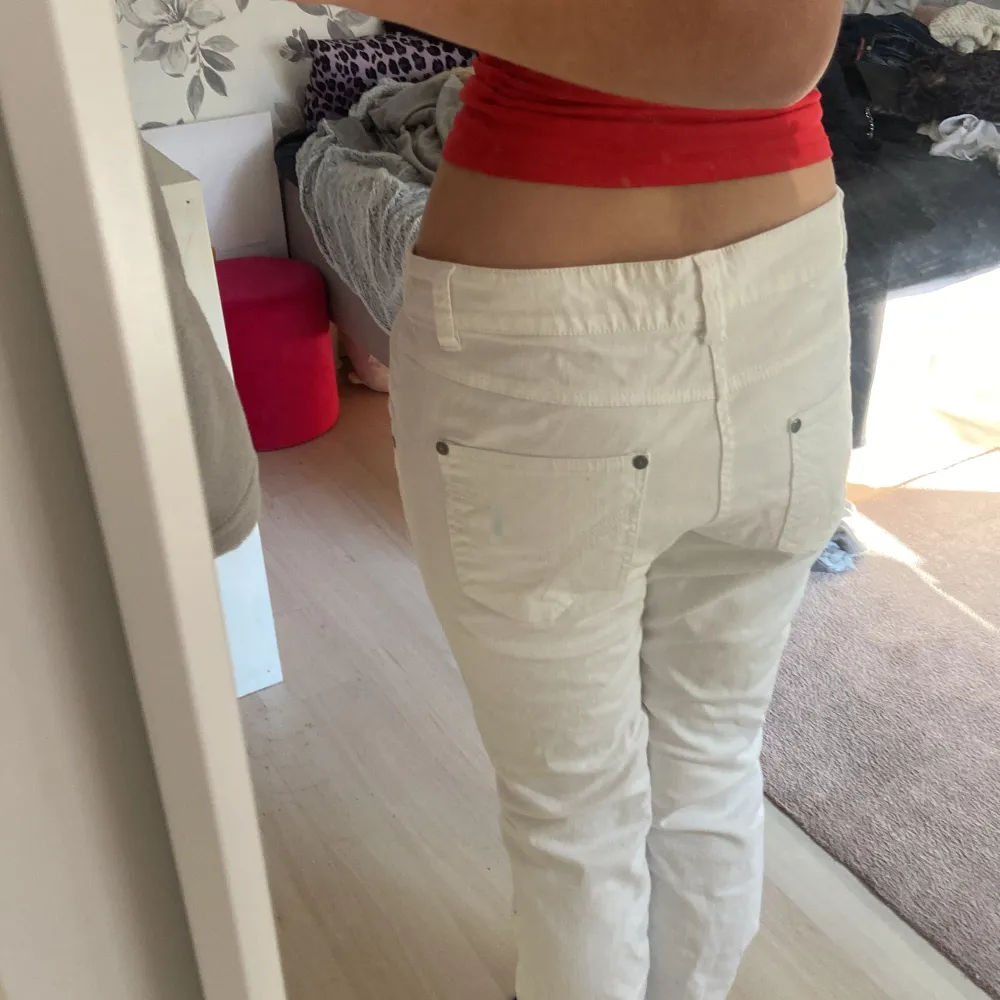 Fina lågmidjade jeans från ellos  De är typ straight Inga fläckar eller andra täcken på slitage. Jeans & Byxor.