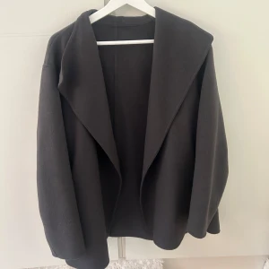 Grå kappa  - Grå kappa från uniqlo!  Slutsåld, nypris 1 300kr.  Använd fåtal ggr 