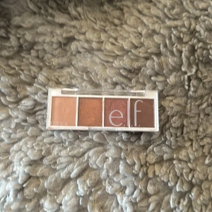 Elf ögonskugga  - En elf ögonskugga som är provad en gång nästan helt i ny sick pris kan diskuteras 