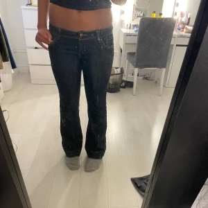 Low waisted jeans  - Mörkblåa low waisted jeans. Sälja pga att de är för små :(. Skador på jeansen syns på bilderna. Kontakta mig för mer information eller bilder!😊✌️