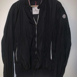 Moncler wind breaker - Säljer en asfet vindjacka från Moncler då den inte längre används. Jackan är sparsamt använt och är i mycket bra skick (9/10) Moncler storlek 6 (M) Pris kan diskuteras