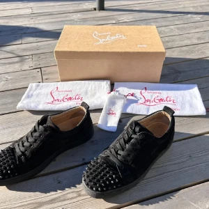 Christian Louboutin  - Hej! Säljer dessa sjukt feta Christian Louboutin i svart färg. Storlek 42 1/2 och skick 9/10. Mitt pris 3400 men är ej hugget i sten. Hör av dig vid minsta lilla fundering. Mvh//Wille