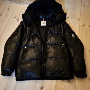 Moncler Maya  - Väldigt varm och skön till vintern  Är storlek M men lite liten i storlek  Byten funkar 
