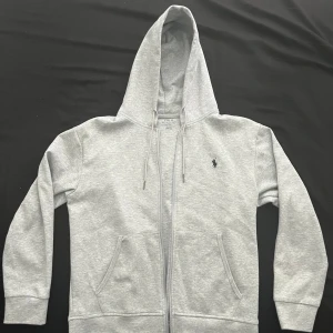 Grå Ralph Lauren zip up - I perfekt condition Storlek s  Grisch laidback stockholmsstil 