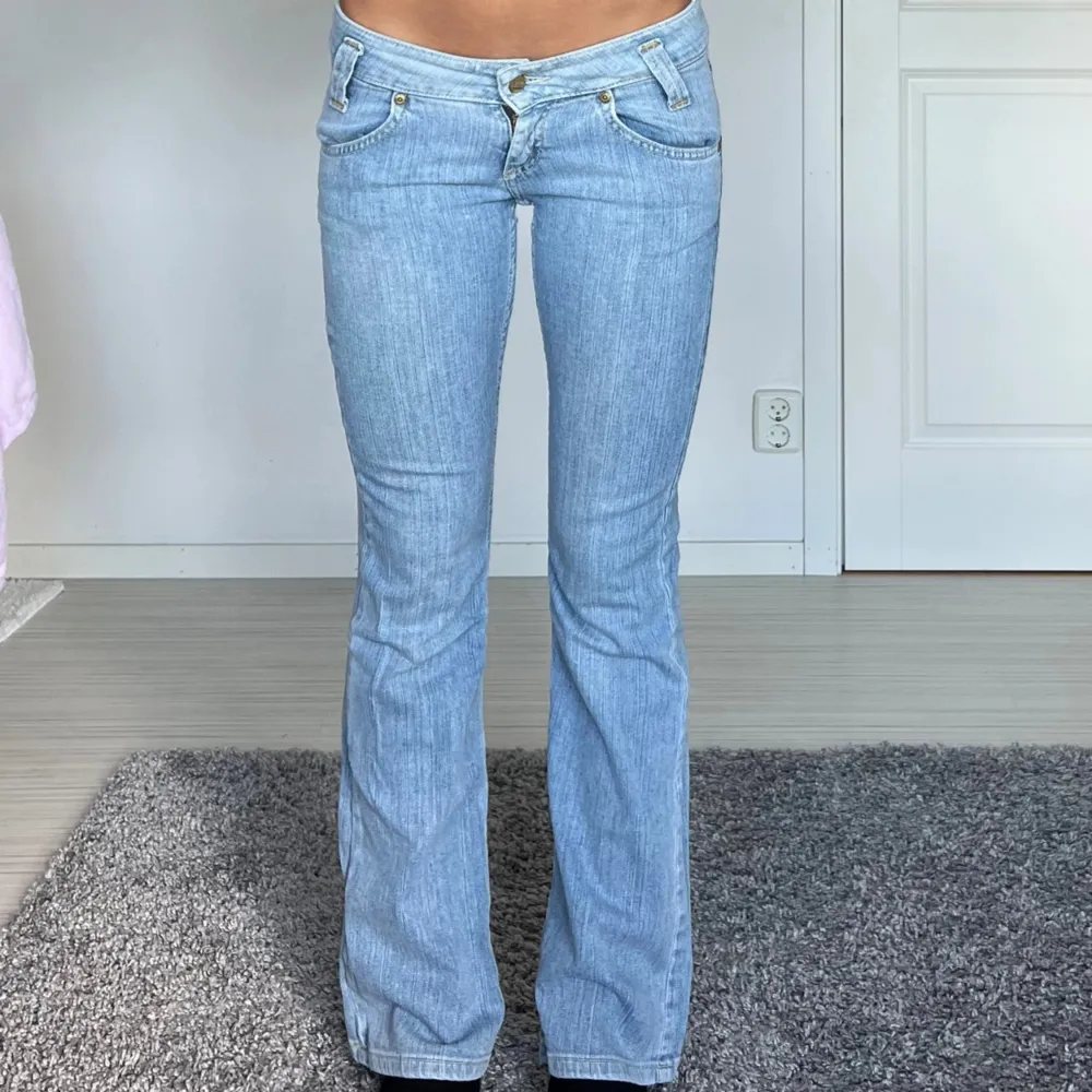 Midjemått: 37cm rakt över, innerbenslängd: 78cm 💕. Jeans & Byxor.