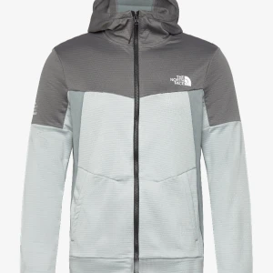 The North Face Kofta Grå - The North Face kofta från boozt storlek M Färg: High Rise Grey/Smoked P Helt oanvänd nyskcik passar S även!! M MA Full Zip Fleece  