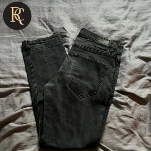 Jeans - Säljer dessa snygga jeans från lager 157 i storlek standard slim som passar i M i ett okej skick! Hör av er för fler frågor!🤝