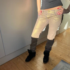 Zadig jeans - Intressekoll på mina snygga Low waist  jeans från Zadig & volitaire. Säljs inte längre, jättefint skick. Storlek 27, buda gärna och hör av er vid frågor💞