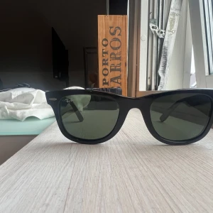 Rayban Wayfarer  - Rayban Wayfarer. Jättebra skick! Inga skador eller repor, fodral följer med. Det är den mindre modellen. Säljer för jag tycker de sitter för litet på mig. 