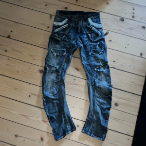 PPFM J-cut jeans - Tvärfeta jeans från japanska PPFM. Sjukt med detaljer och väldigt snygg passform.  Kan mötas i Sthlm eller frakta. 
