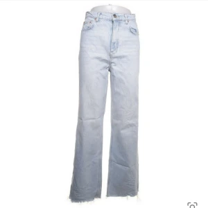 Jeans - Gina Tricot jeans i storlek 36. Jättefina och sparsamt använda. Säljs inte längre🩷