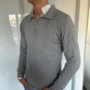 Jeff rugbytröja grå - - Kofta från märket Jeff i storlek M - Bra skick, inga defekter  - Modell på bild är 182/67kg. - Hör av dig vid eventuella frågor! Mvh  