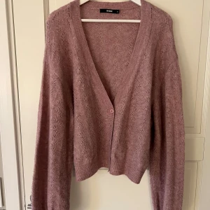Stickad kofta - Rosa kofta. XL för en oversized look. Djup knäppning.
