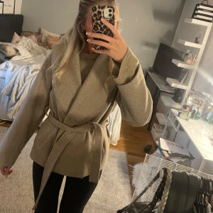 Beige kappa  - Kappa från only i fint skick  Storlek m men passa också s. Skriv till mig innna du köper