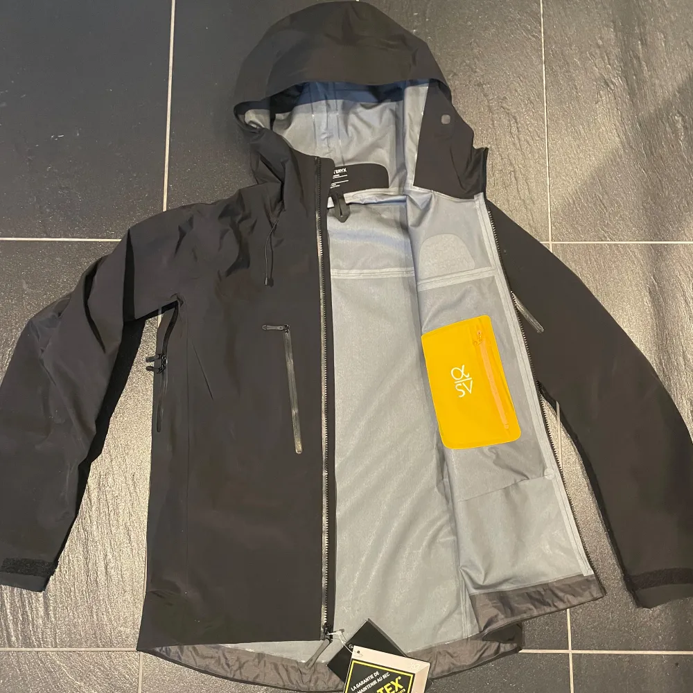 Säljer denna super snygga Arcteryx Alpha SV jackan då den tyvärr är för stor. Jackan är i storlek S men den sitter mer som en M/L. Nypris: 8000-10000kr. Jackor.