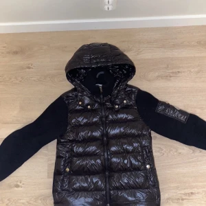 Moncler cardigan - Moncler cardigan med luva Svart Glänsig  9/10 skick Använd cirka en månad Nypris 7.000 Säljs för 2.800 Kontakta vid intresse/fler bilder
