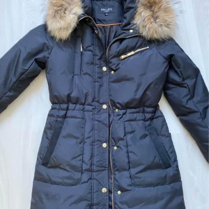 Hollies jacka  - Jättefint skick, använd en vinter. Köpt för 4700 från Johnells, kvitto finns. Pris kan diskuteras vid snabb affär 