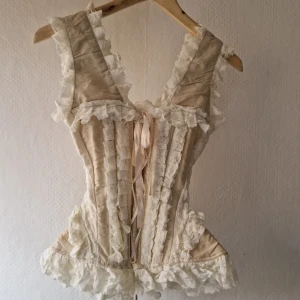 Korsett - Korsett från märket Burleska. Har en liten sminkfläck på inre framsidan därav priset(syns inte när man har på sig den). Den är välgjord och bekväm. Det blir över 175cm långa snören kvar efter man har trätt in den som på bild 2! :)