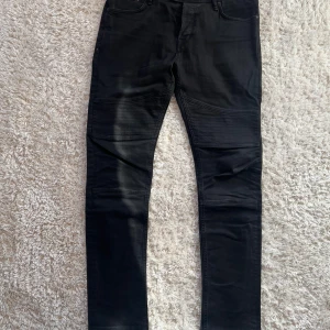 Svarta Allsaints jeans - Säljer nu dessa sjukt snygga svarta jeansen från märket Allsaints. De har storleken W33 och ungefär L34. De är i utmärkt skick.  Hör av er vid minsta intresse! Priset inte hugget i sten.