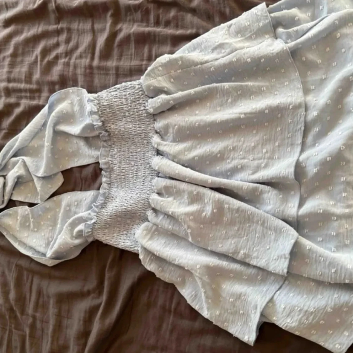 Ljusblå klänning med smockdetaljer - 90