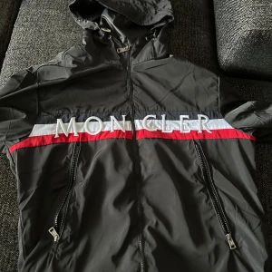 Moncler Windbreaker - Helt ny oanvänd Moncler Windbreaket köpte nyligen men va för liten för mig / Tar emot byten