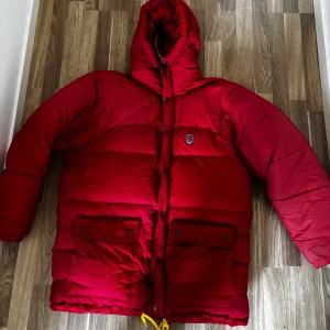 Fjällrävenjacka  - Säljer min mammas röda fjällrävenjacka i storlek M (dam). helt otroligt fin färg och nästan oanvänd, enda avvikande är ett mindre hål ryggen (går att laga med typlapp) och att det saknas en bit på snöret vid halsen❤️❤️❤️