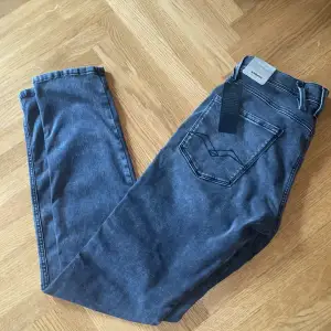 Tjena!! Säljer dessa schyssta replay jeans model Anbass helt nya inga effekter tag och allt är på jeansen om ni har några frågor tveka nt på att fråga!!