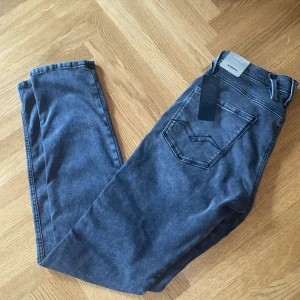 Replay jeans helt nya - Tjena!! Säljer dessa schyssta replay jeans model Anbass helt nya inga effekter tag och allt är på jeansen om ni har några frågor tveka nt på att fråga!!