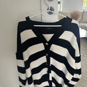 Stickad tröja - En super söt tröja/kofta som är använd minst en gång inga defekter helt ren💓