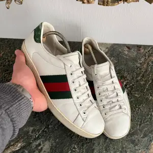 Gucci ace bee skor | Bra skick | Nypris 8000kr | Storlek 42 | Ingår:dustbag+skorna |  Fraktar via PostNord eller Instabox på köparens bekostnad | Hör av dig vid minsta fråga eller fundering📩