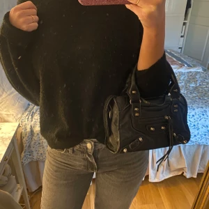 Handväska  - Liten handväska, fusk läder. Väl använd men i fint skick.