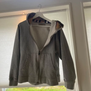 Burberry zip - Säljer nu min burberry hoodie då jag aldrig använder den. Endast checker i luvan, självklart äkta. Size M men skulle säga att den passar mellan S och M. Skriv om ni har fler frågor eller funderingar. Priset är diskuterbart vid snabb affär!