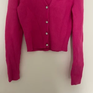 Fin stickad kofta med statement detaljer - Jätte fin stickad kofta med jätte fina detaljer bla statment knappar, puffärm. Perfekt nu till höst/vintern. Aldrig använt