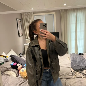 Skinnjacka - Säljer denna fina jacka😍 använde den 3 ggr förra året men inte mer än så… skriv privat om ni har fler frågor och funderingar!