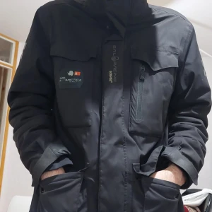 Sail Racing vinter jacka  - En vinter jacka med märket Sail Racing som är jätte skön och varm, har inte använt den så mycket Max 3 gånger, har haft den i 1 år, priset kan diskuteras 