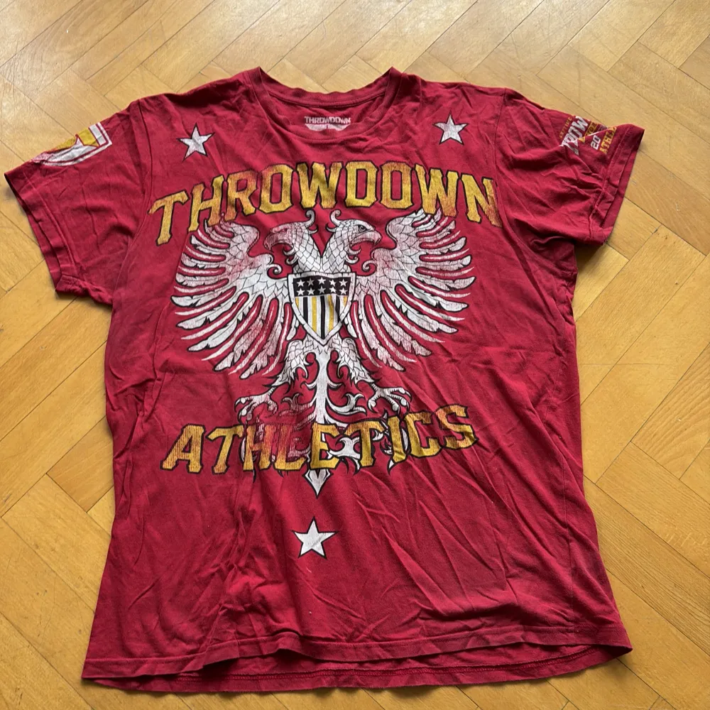 Säljer nu min Throwdown t-shirt, det är ett vintage plagg. Nypris 550.. T-shirts.