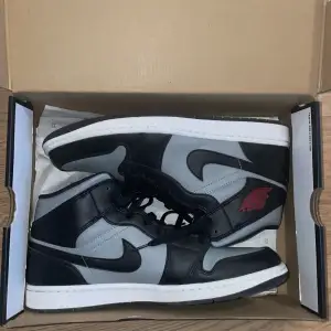 Jordan 1 mid shadow red som är köpta från restocks för 2400kr och är 100% autentiska. De har endast blivit använda en gång och är i extremt bra skick och ser helt nya ut. Skorna är i storlek 45 och original Jordan låda medföljer.