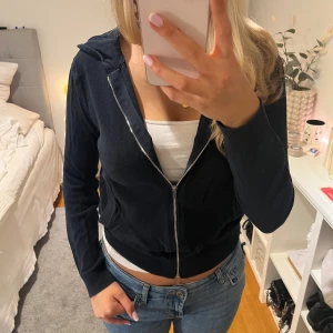 Marinblå zip-hoodie - Säljer denna mörkblå tunnt stickade hoodien. Liknar de från softgoat 💙💙