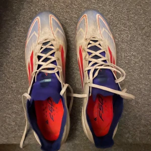 Addias f50 - Använda i ca en månad. Bra skick👍 Ny pris 1699kr