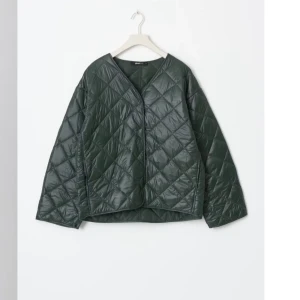 Grön quiltad jacka  - säljer denna otroligt snygga höst jackan från gina💓 den är som ny🌟orginal pris 600