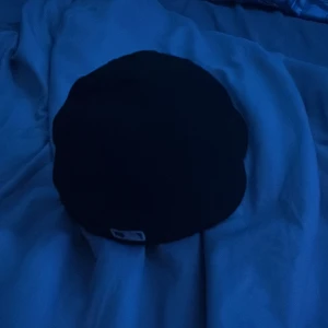 New era keps - Den är storlek 6.7 vilket är 54.9 cm, säljer pga den är för liten för mig. Pris kan diskuteras vid snabb affär