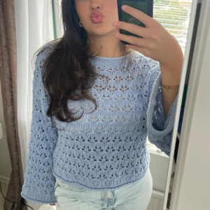 Stickad blå tröja  - En blå jättefin stickad/virkad topp köpt från Gina tricot. Ordinarie pris 499kr.