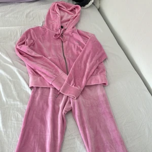 Rosa sett - Nu säljer jag detta rosa sett. Har kommit till använding ett få tal gånger. Tröjan är i M och passar mig som har S och byxorna är i XXS. Pris kan alltid diskuteras 