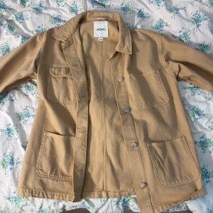 Beige jeansjacka från Monki - Inte använd, bra skick  Strl: S  Är 160cm och är ganska lång för mig 