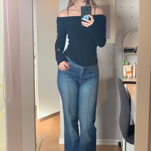 Diesel dröja - En super snygg svart offshoulder diesel tröja. Den har guldiga detaljer och är i fint skick. Så skön och är perfekt till ett par jeans. Storlek M men passar S bra också💕🥰
