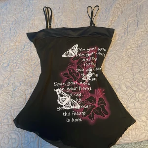 2000s topp - en jättesnygg 2000s topp som är köpt på loppis men som inte kommer till användning. storlek m men passar även s/xs. kontakta mig för tex bilder på och köparen står för frakten 💕💕💕