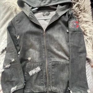 Ascool jacka!! - Världens häftigaste jacka/tröja🙌🏻 Sitter väldigt format och as snyggt, jag köpte den på plick men har typ aldrig använt den så mycket. Perfekt till hösten 🙌🏻🍂pris går absolut att diskutera🫶🏻