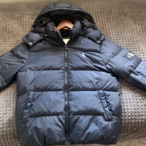 Vinterjacka Calvin Klein - Säljer min vinterjacka i storlek M eftersom att jag fått en ny i present. Den är i riktigt bra skick och är som ny. Kontakta gärna för fler frågor.