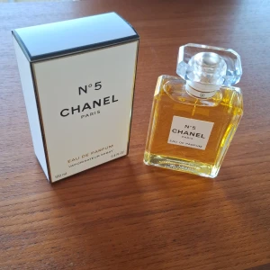 Chanel No5 - Öppnad Chanel no 5, använd lite ungefär 90 ml kvar. (Priset kan diskuteras)