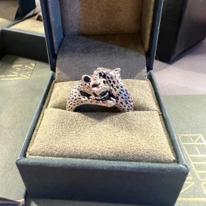 Leopard ring  - Super cool ring med leoparder🤍🤍 🐆 Vet tyvärr inte märke då det var en present. Är inte heller helt säker på strl men skulle gissa på 18/19